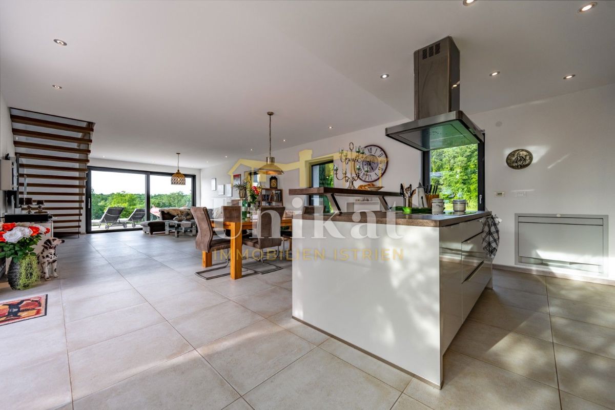 Luksuzna hiša z garažo v kleti - 3 km do morja